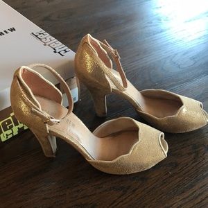 Chelsea Crew Size 6 Gold Heels